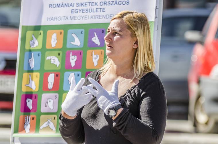 Jeltolmács segít az ügyintézésben