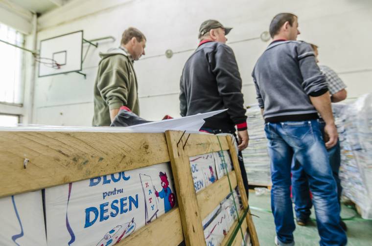 Tanszerek rászoruló gyerekeknek