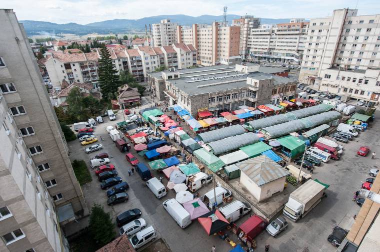 Leaszfaltozzák a csíkszeredai zöldésgpiac területét