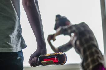 Családon belüli erőszak miatt tiltottak el egy férfit a feleségétől