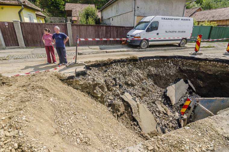 Beomlott az úttest a Zsögödi Nagy Imre utcában