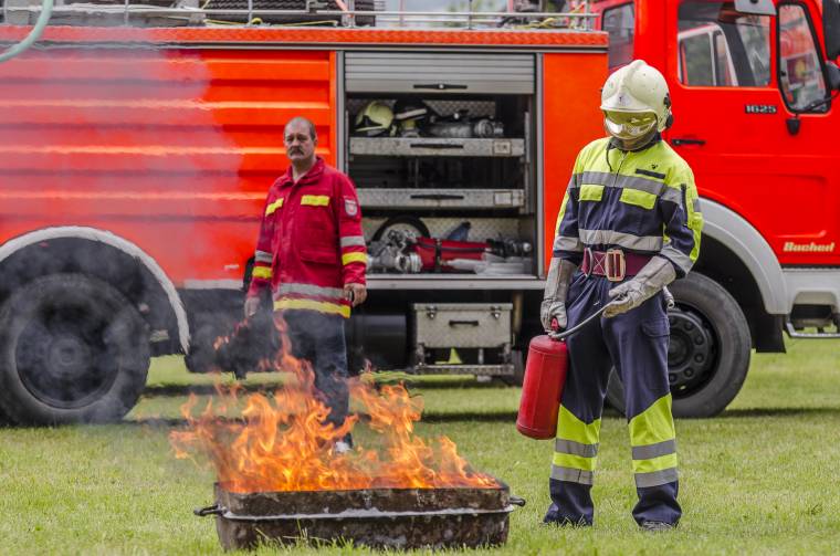 Falunapok tűzoltó-bemutatóval