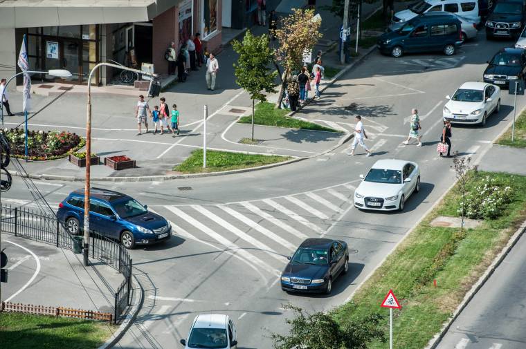 Ittasan vezette autóját Csíkszereda főutcáján