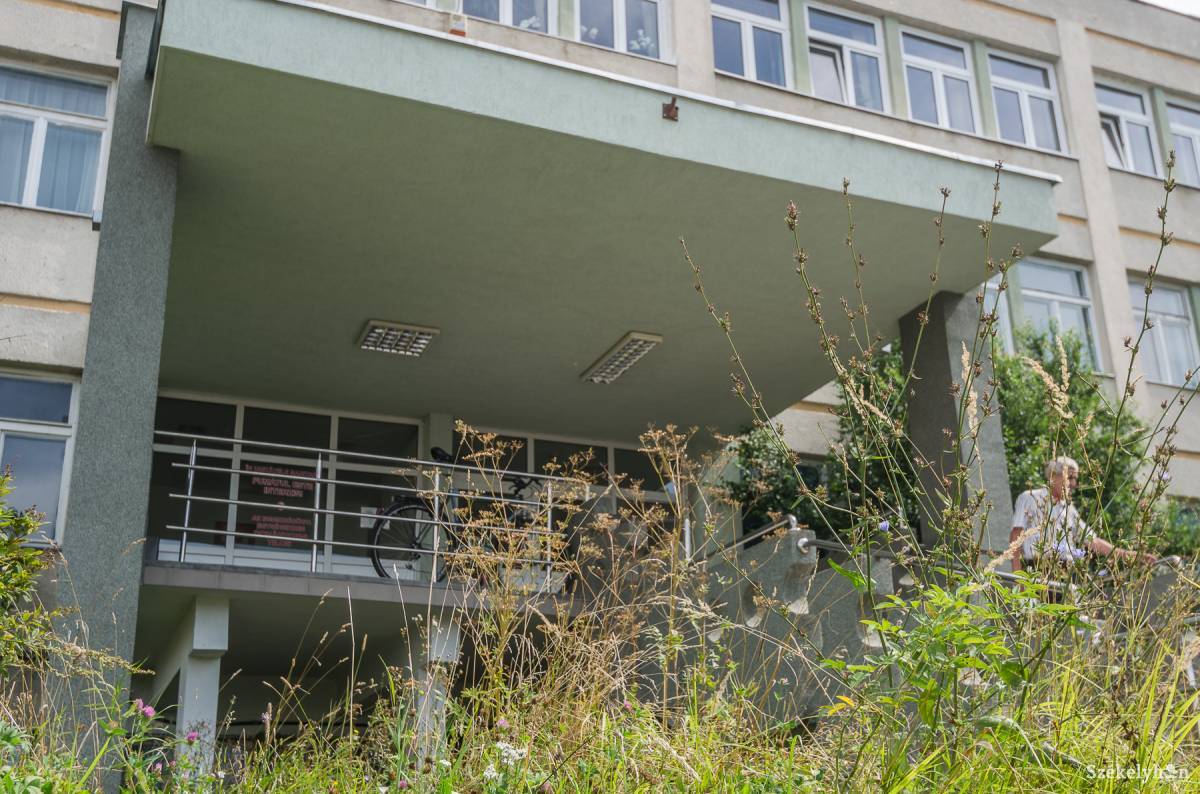 Ráfér a felújítás a csíkszeredai járóbeteg-rendelő épületére. Archív • Fotó: Veres Nándor