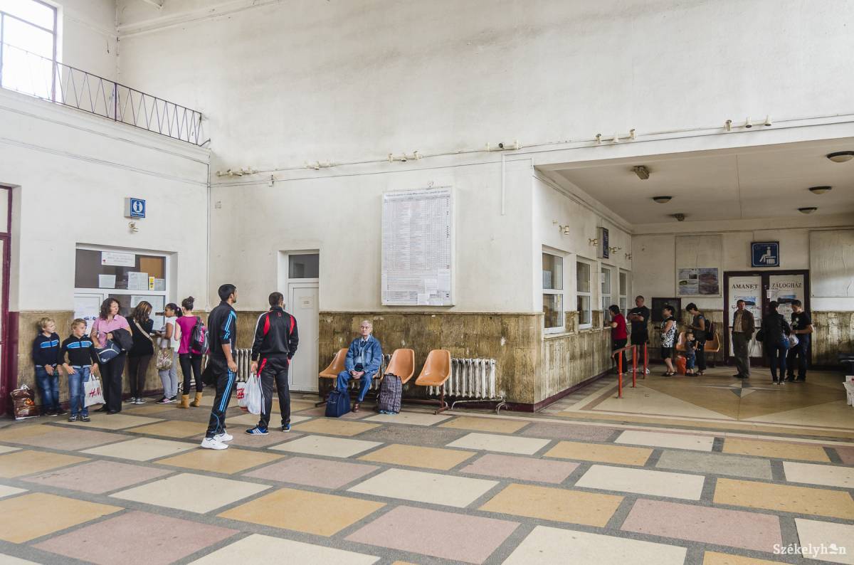 Sokan várakozni kényszerültek a vasútállomásokon, mert nemlétező helyekre kaptak jegyet. Illusztráció •  Fotó: Veres Nándor