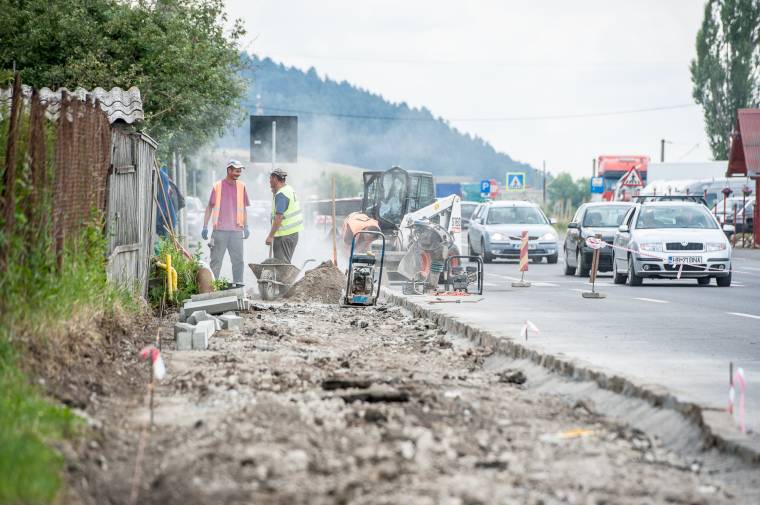 Aszfaltoznak és várnak