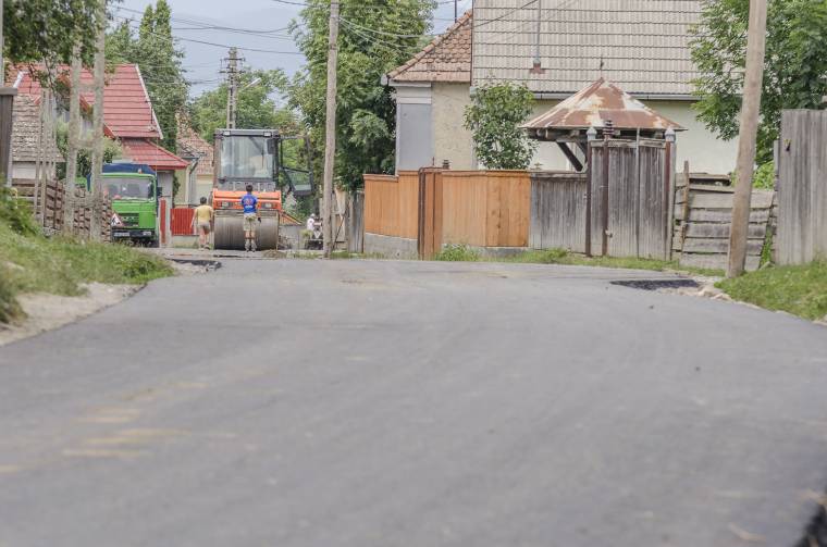 Aszfaltúton közlekedhetnek a csekefalviak