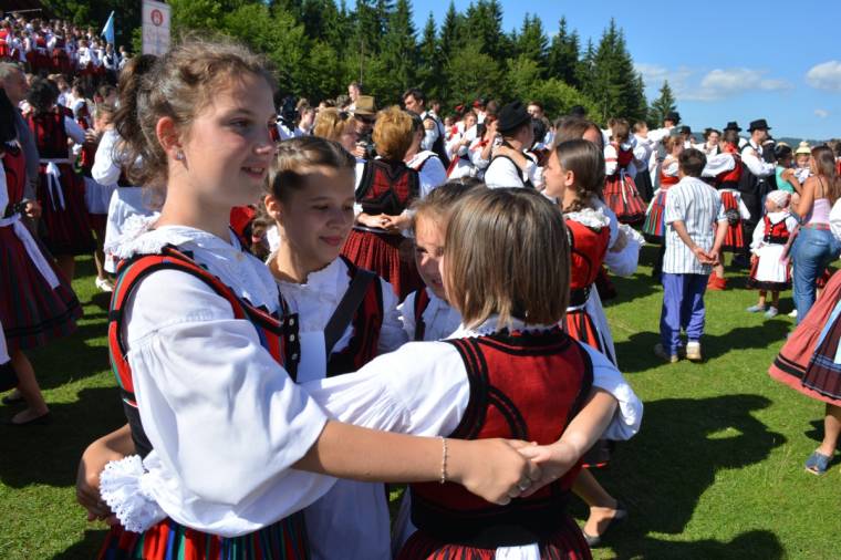 Közösségi élmény népviseletben