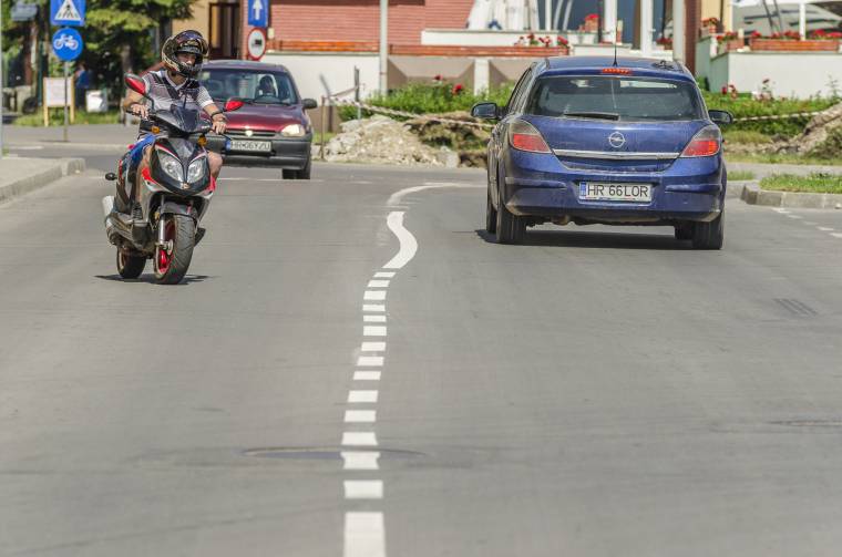 Félúton járnak az útfestéssel