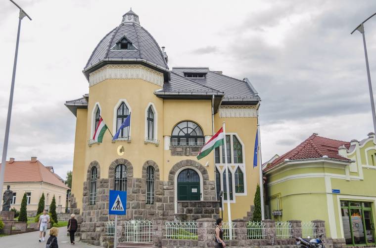 Elhidegülő szomszédi viszony