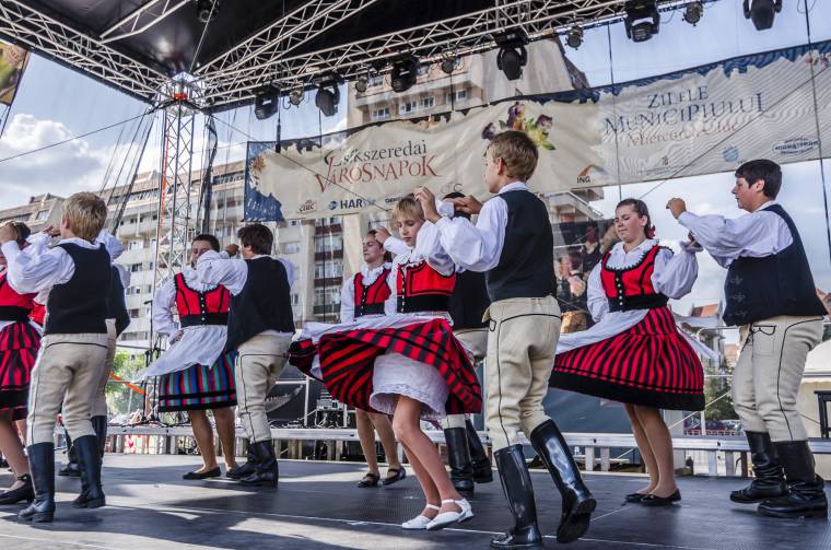 Húszéves a csíkszeredai Kosz Szilveszter Néptánccsoport