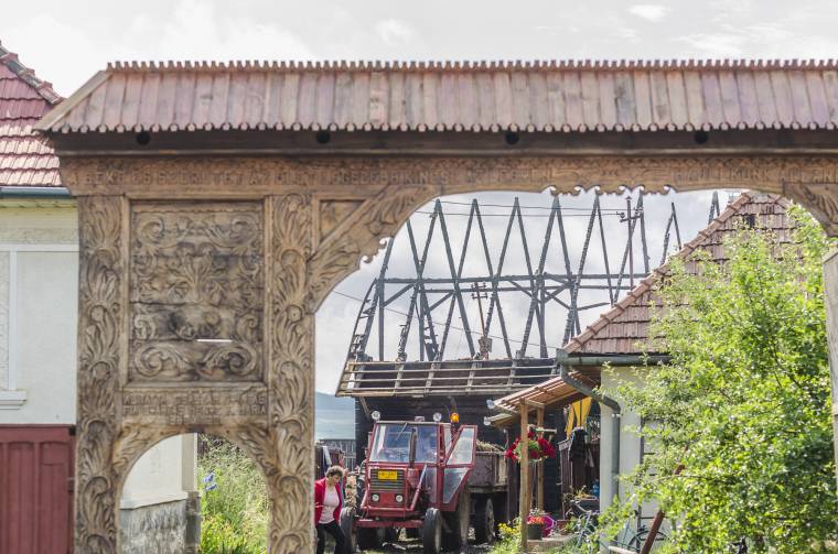 Csűrbe csapott a villám