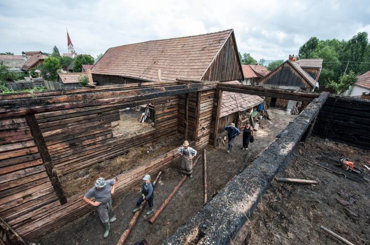 Csűrök és takarmány égett el