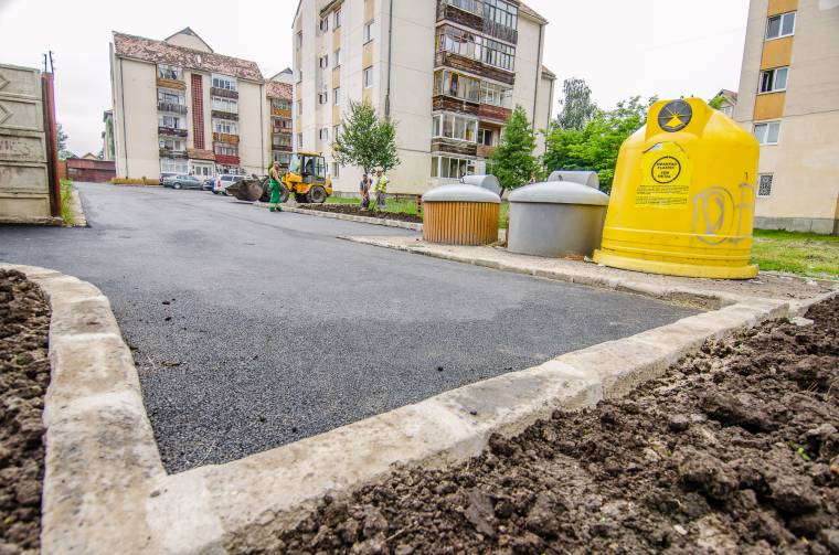 A tömbházak elé folyik az esővíz