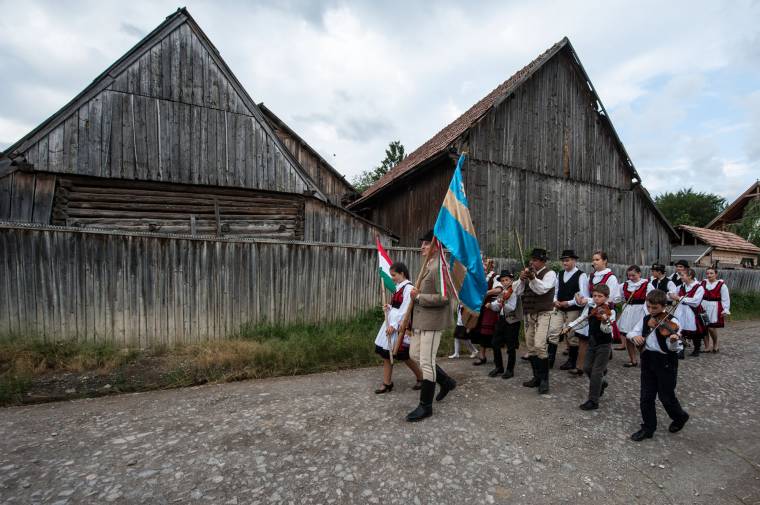 Népdalok hangja töltötte be Csobotfalvát