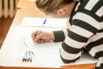 Százhét végleges kinevezéssel járó tanári állás a szerdai tét