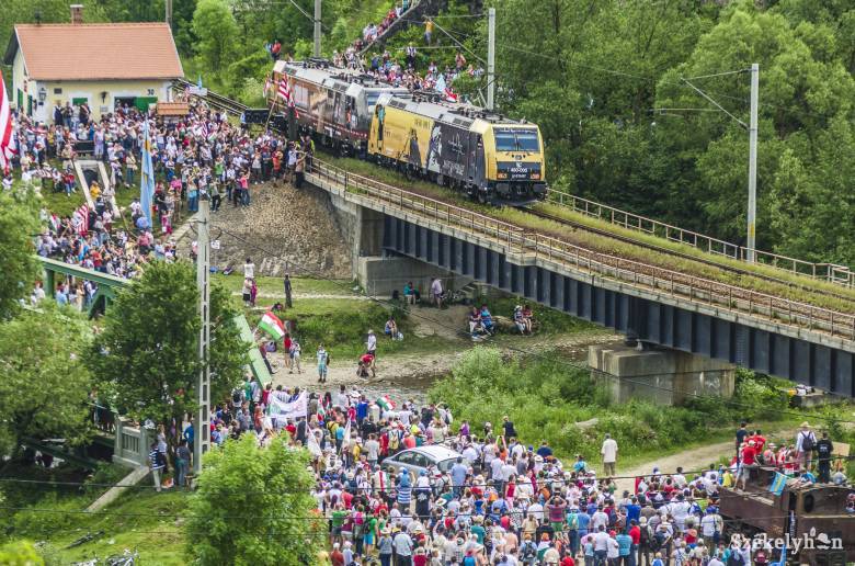Zarándokhellyé vált az ezeréves határ és a vasúti őrház •  Fotó: Veres Nándor