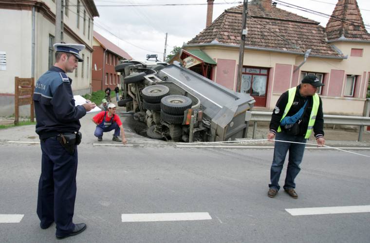 Árokba csúszott egy teherautó