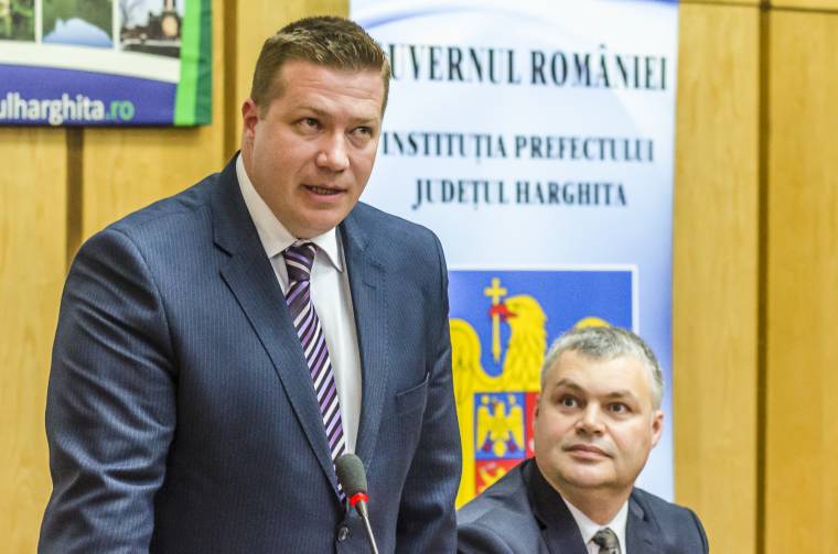 Helycsere a prefektusi hivatal élén