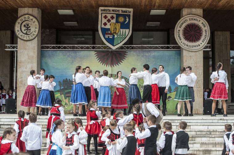 Ezren ropták a táncot