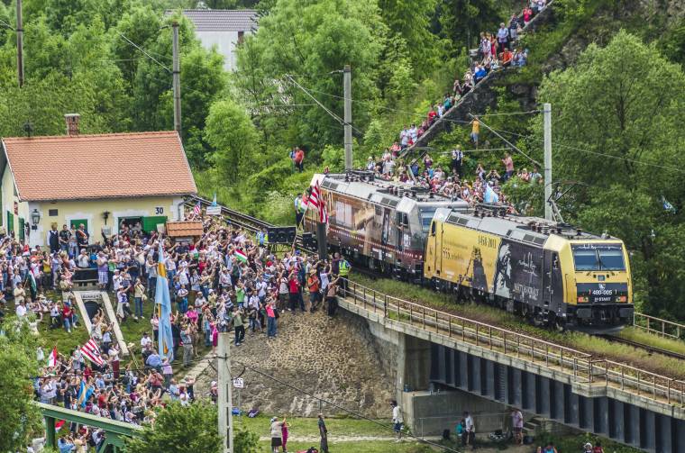 Zarándokok és vonatok érkeznek a Gyimesekbe