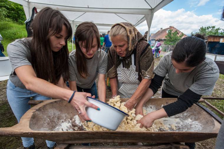 Hagyományteremtő közösségi kürtőskalácssütés