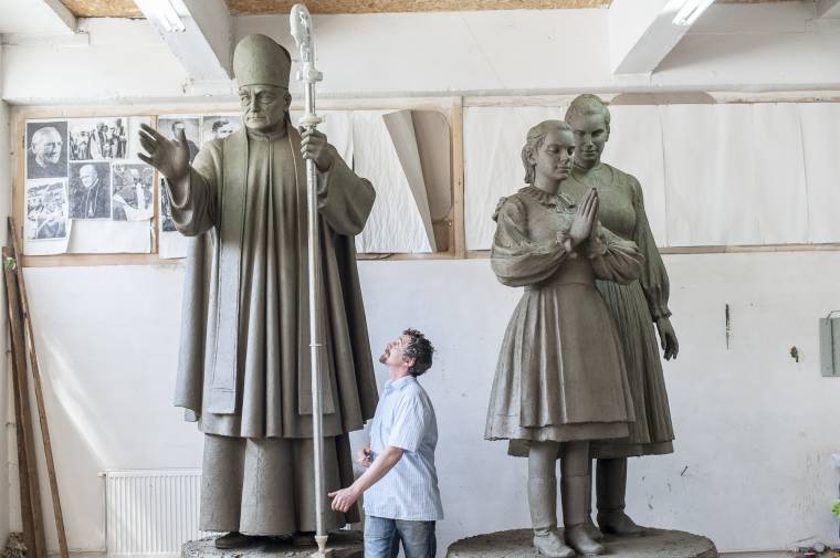 Pünkösdvasárnap szentelik fel a Márton Áron-szoborcsoportot