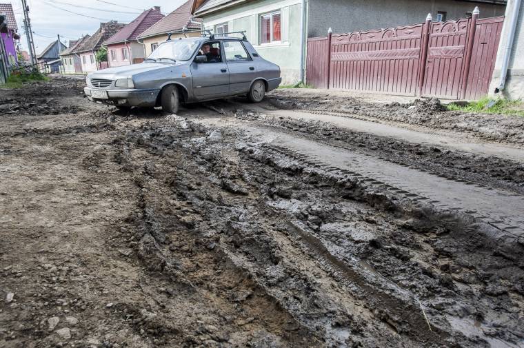 Sárral járó munkálatok