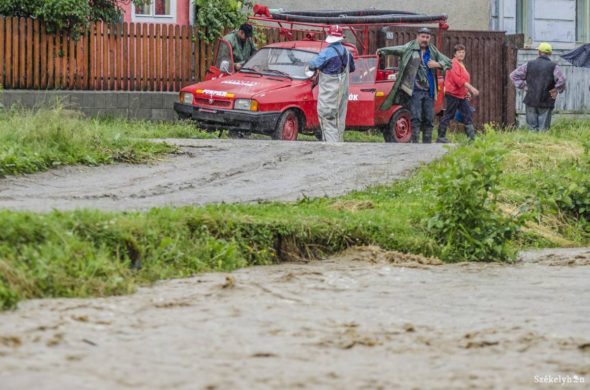 Az árvízveszély továbbra is valós. Egy nagyobb esőzés esetén partvédelmi munkálatok hiányában továbbra is kiönthetnek a patakok •  Fotó: Veres Nándor