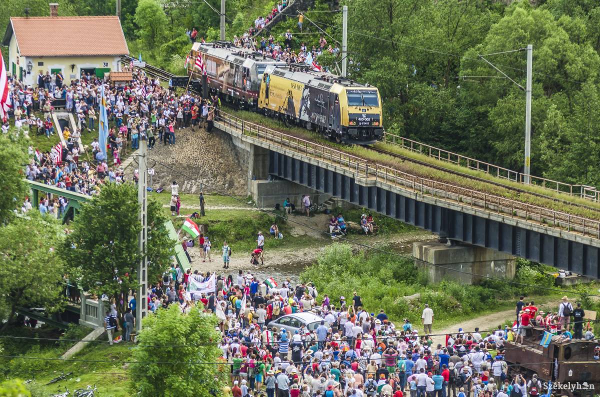 Zarándokhellyé vált az ezeréves határ és a vasúti őrház •  Fotó: Veres Nándor