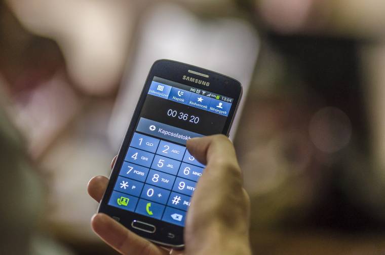 Feljelentést tesznek az SMS-ben terjedő magyarellenes üzenetek miatt