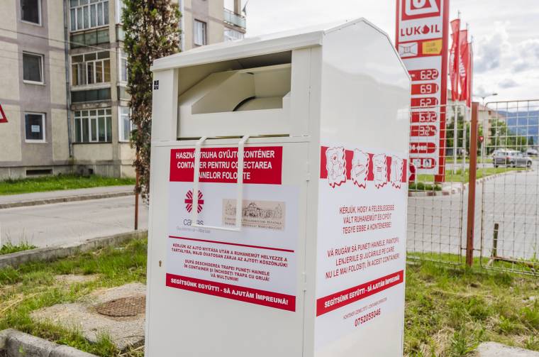 Többnyire téli ruhák gyűlnek a konténerekben