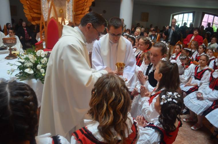 Hatvan gyerek járult elsőáldozáshoz