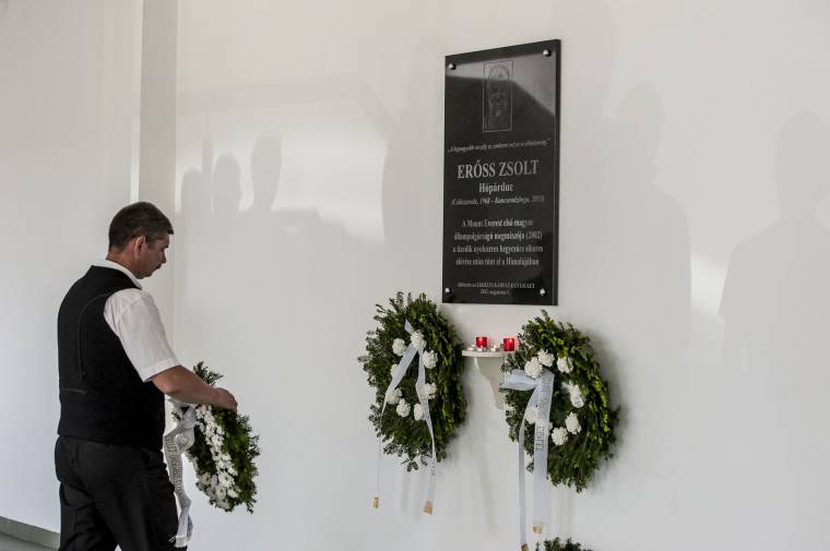 Fejet hajtottak Erőss Zsolt emléke előtt