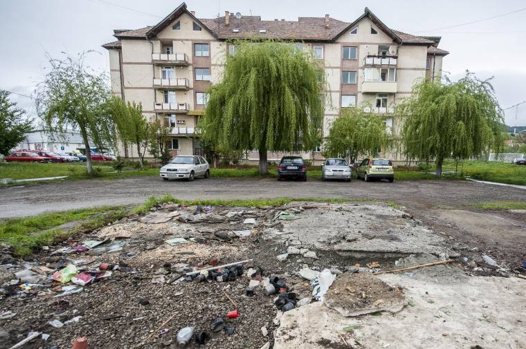 Parkoló a pléhgarázsok helyén