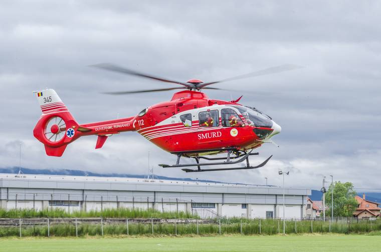 Aszfaltoznak, hogy ne a focipályára kelljen leszálljon a mentőhelikopter