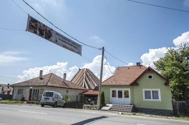 Ismét épül az istenháza