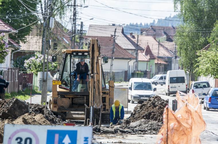 Felújítás a Szász Endre utcában