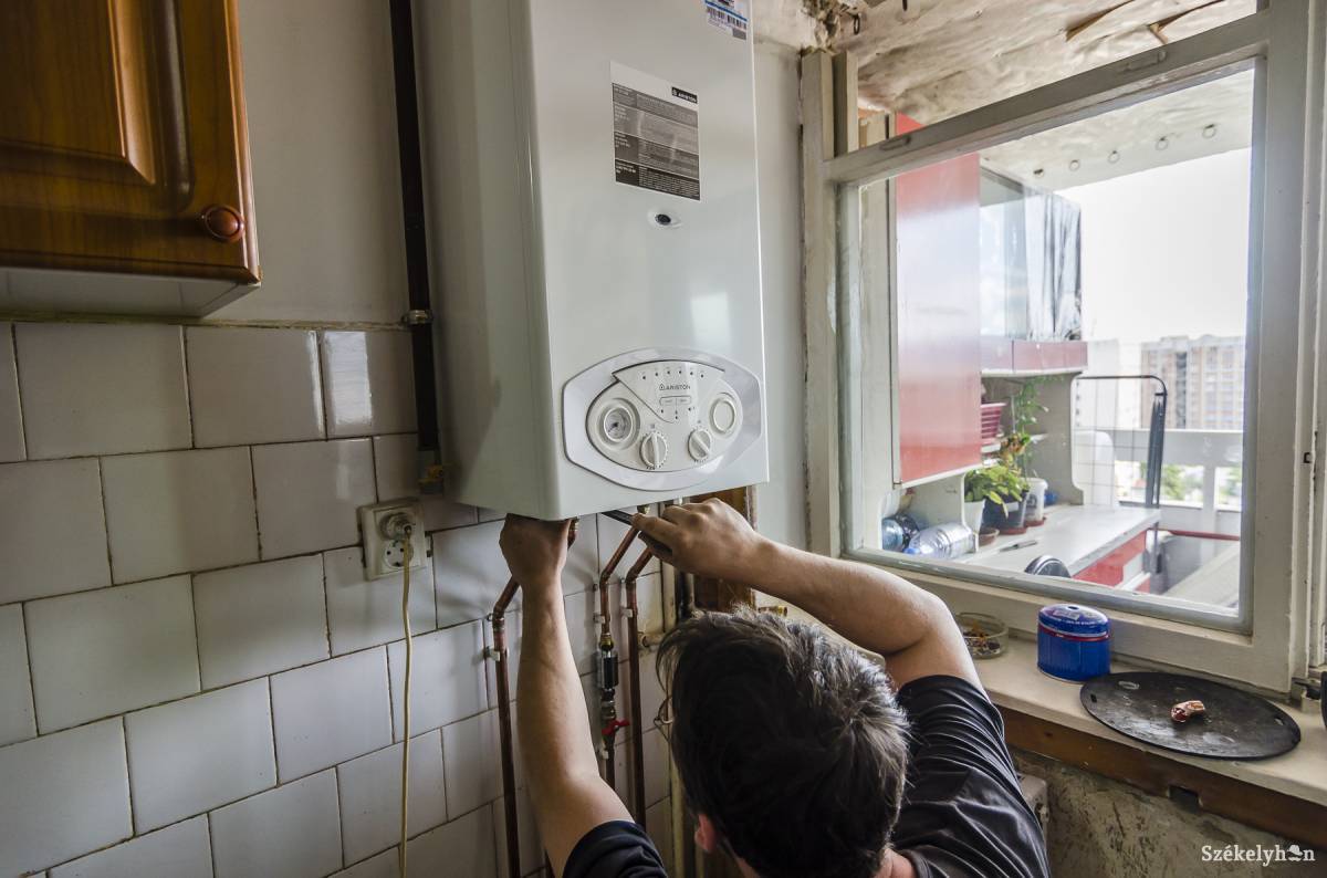 Kiskazánt szerelnek az egyik csíkszeredai tömbházlakásban. Idejében meg kell oldani •  Fotó: Veres Nándor