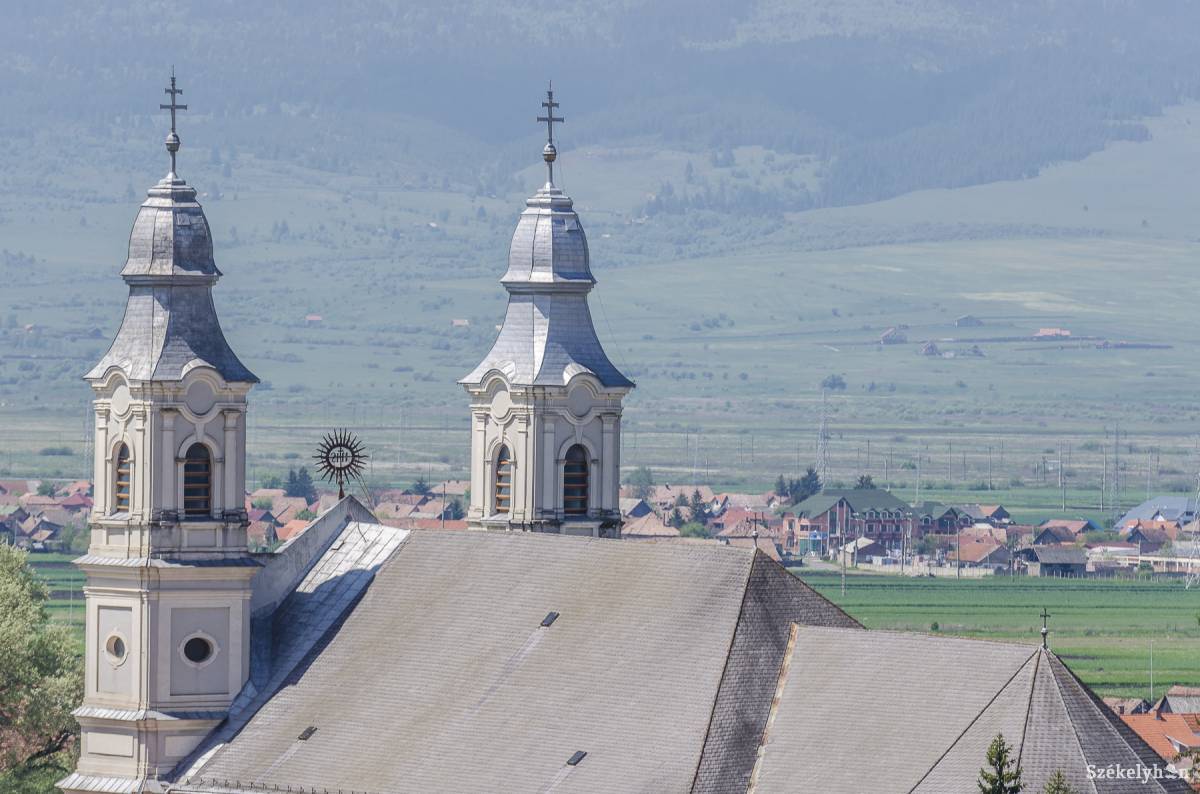 A csíksomlyói kegytemplomban pénteken három szentmisét mutatnak be. Szűz Mária szent neve búcsúját vasárnap és kedden tartják •  Fotó: Veres Nándor