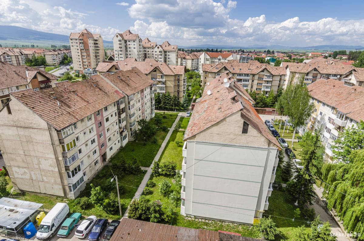 Együtt élni is tudni kell. Amikor ez nem sikerül, akkor jön képbe a lakószövetség •  Fotó: Veres Nándor