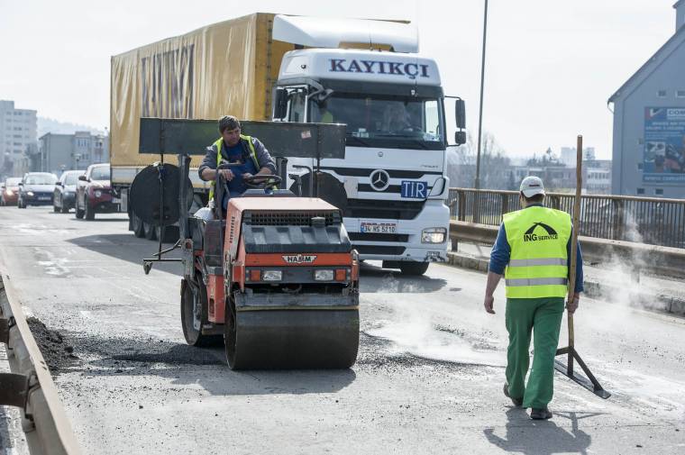 Kátyúztak a felüljárón