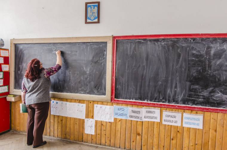 A tanügyi szakszervezetnél kiszámolták: a 25 százalékos bruttóemelés csak néhány százalékos nettóemelést jelent
