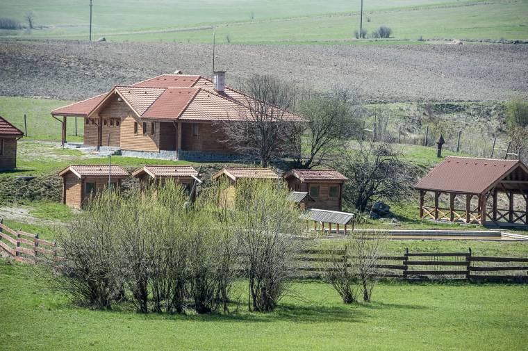 Bérlőre vár a csíkszentkirályi Borsáros-fürdő