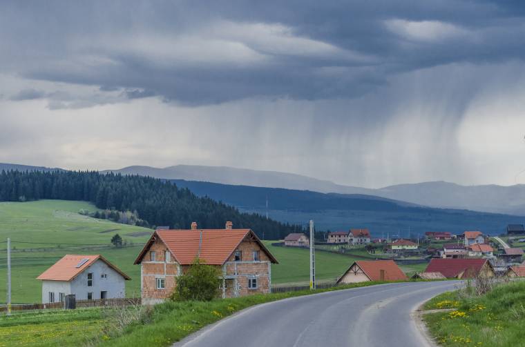 Felmelegszik az idő a hétvégére, de záporok, zivatarok is várhatók