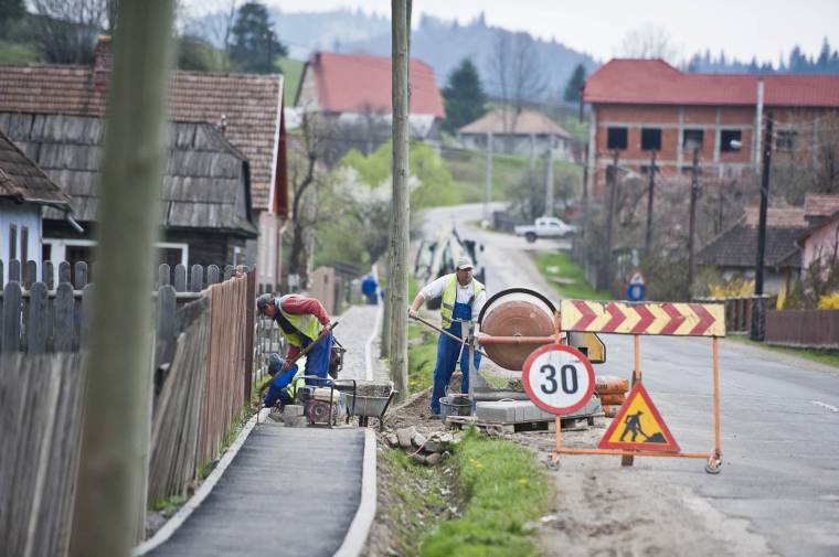 Folytatódik a járdaépítés Gyimesközéplokon