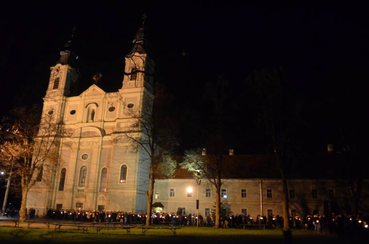 A húsvéti gyertya fénye legyőzte a sötétséget