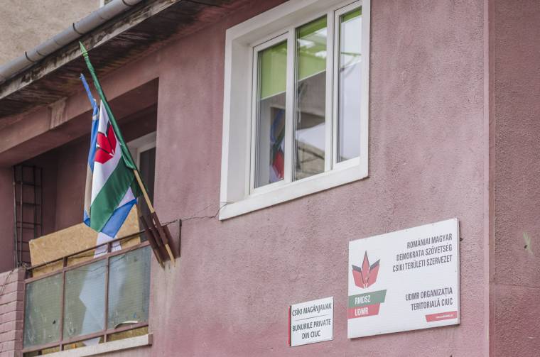 Nem kötelezhetik, hogy kitűzzék a zászlót