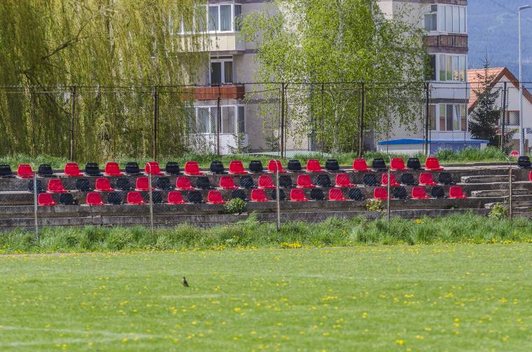 Műgyepes pályán játszanak Papolccal