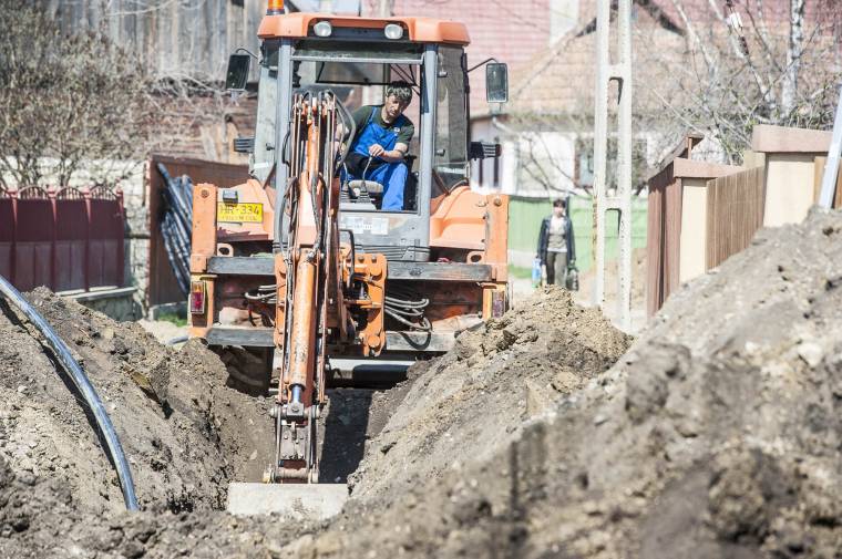 Már az utcákban is dolgoznak Csicsóban